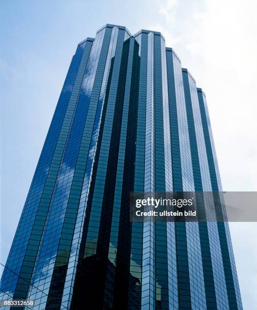 Moderne futuristische Hochhaus-Architektur im Geschaeftsviertel Torontos im kanadischen Bundesstaat Ontario