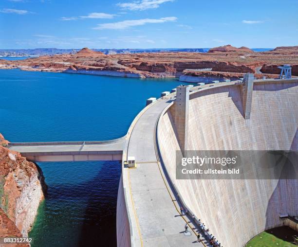 Glen Canyon Staudamm mit Glen-Canyon-Bruecke am Lake Powell, dem zweitgroessten Stausee der USA im Grenzgebiet von Arizona und Utah, der das Wasser...