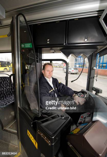 Berlin - : BVG Busfahrer hinter der neuen Sicherheitsscheibe -
