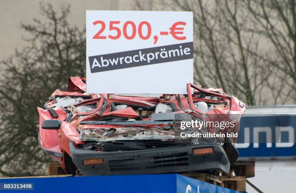 Berlin - : Werbung mit einem gepressten Schrottauto fuer die Abwrackpraemie vor einem Autohaus -