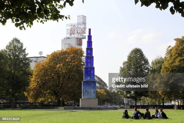 Jahre Kaiserdamm - Theodor-Heuss-Platz, Blauer Obelisk von Hella Santarossa
