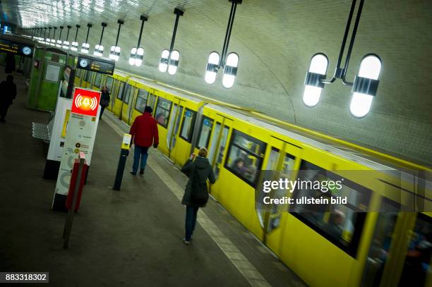 Deutschland Berlin Mitte - U-Bahnhof Maerkisches Museum, Fahrgaeste an der einfahrenden U-Bahn U2 -