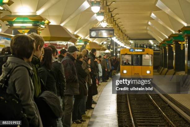 Deutschland Berlin Berlin - Streik bei der Bahn und S-Bahn, U-Bahnhof Rathaus Spandau, Linie U7, wegen des GDL-Streiks im S-Bahn, Regionalbahn und...