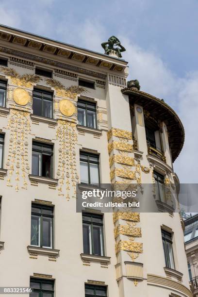 Die Wienzeilenhäuser am wiener Naschmarkt. Architektur von Otto Wagner in Wien, Österreich