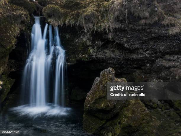 Wasser fliesst über einen Wasserfall. Schönheit der Natur