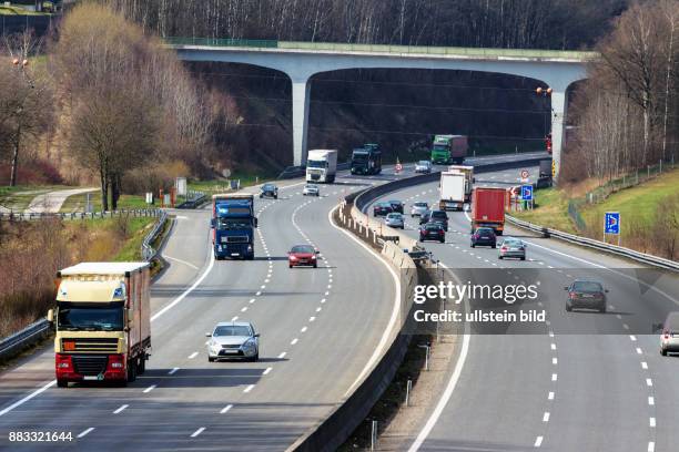 Lastwagen auf der Autobahn. Transport auf der Straße für Güter.