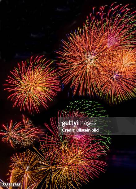 Feuerwerk in Linz, Österreich. Symbolfoto für Jahreswechsel, Silvester, Feiern und Hochzeit.