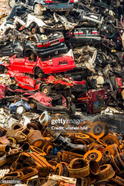 Alte Autos auf einem Schrottplatz.