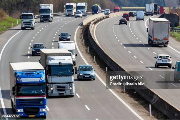 Lastwagen auf der Autobahn. Transport auf der Straße für Güter.