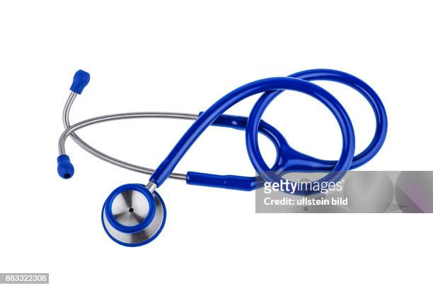 EIn blaues Stethoskop liegt auf einem weißen Hintergrund.