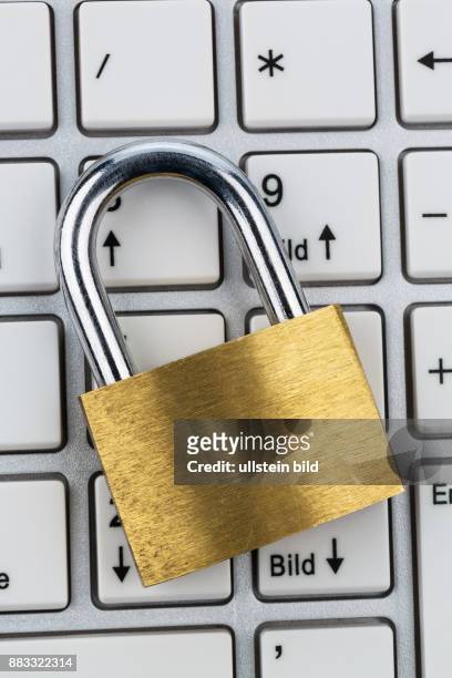 Ein Vorhängeschloss auf einer Computer Tastatur. Symbolfoto für Datensicherheit und Hacking