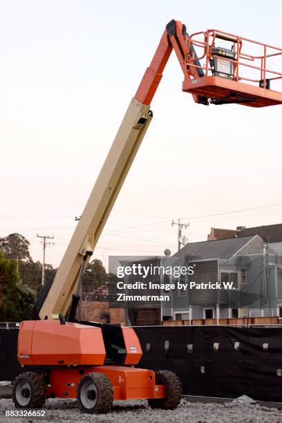 crane - cherry picker photos et images de collection