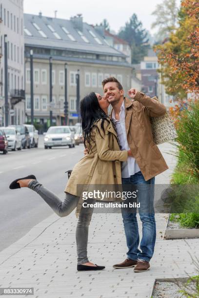 Ein junges Paar bei bummeln durch die Stadt