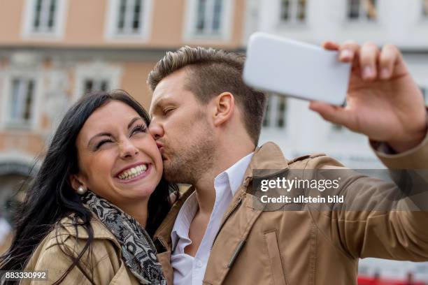 Ein junges Paar macht ein Selbstporträt mit einem Handy. Selfies sind in.