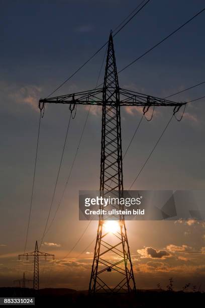Deutschland Brandenburg Saarmund - Strommast vor der untergehenden Sonne -