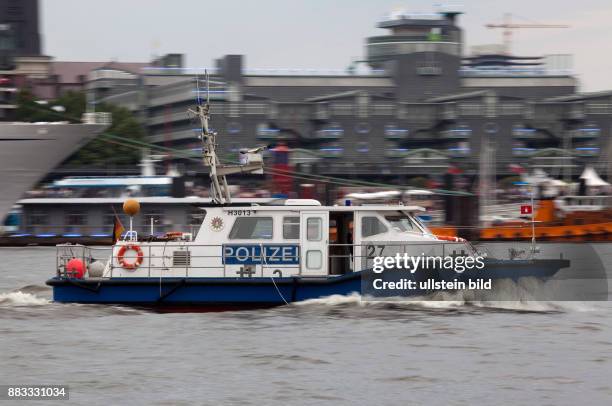 Deutschland Hamburg - Motorboot der Wasserschutzpolizei auf der Elbe -