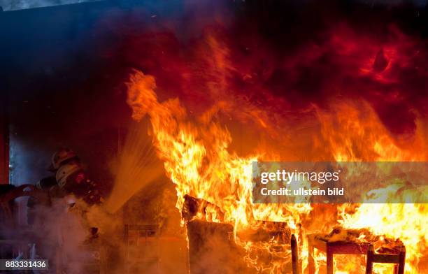 Deutschland Berlin - Brandschutzuebung der Berliner Feuerwehr in der Feuerwache Tiergarten, Brandsimulation, ein Kerze entzuendet einen Adventskranz,...