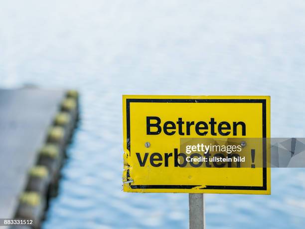 Schild mit der Aufschrift betreten verboten. Bei einem Steg bei einem Bootshaus