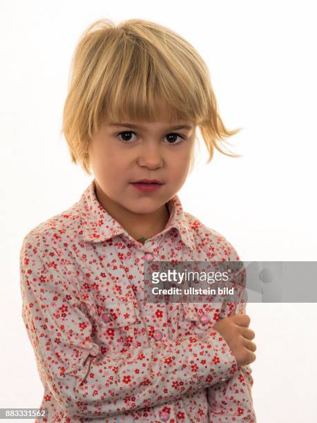 Ein kleines Mädchen mit einem nachdenklichen Gesichtsausdruck