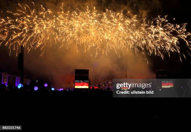 Berlin-Mitte: Festveranstaltung vor dem Reichstagstagsgebäude am Tag der Deutschen Einheit 2015. Anlässlich des 25-jährigen Jubiläums wohnten...