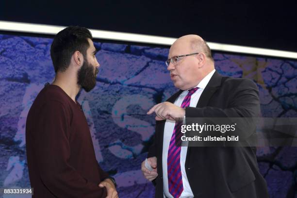 Der syrische Flüchtling Feras im Gespräch mit Peter Altmaier in der ZDF-Talkshow maybrit illner am in Berlin Thema der Sendung: Flüchtlingskrise -...