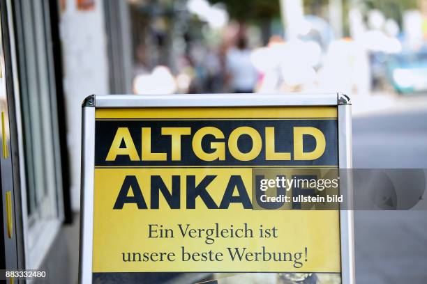 Berlin-Mitte : Schild mit der Aufschrift "ALTGOLD ANKAUF - Ein Vergleich ist unsere beste Werbung" in der Müllerstraße