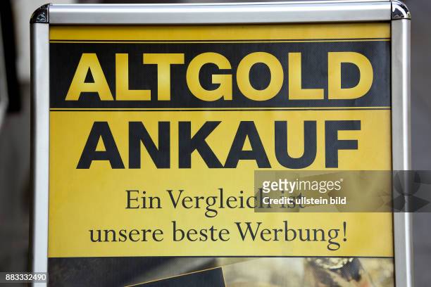Berlin-Mitte : Schild mit der Aufschrift "ALTGOLD ANKAUF - Ein Vergleich ist unsere beste Werbung" in der Müllerstraße