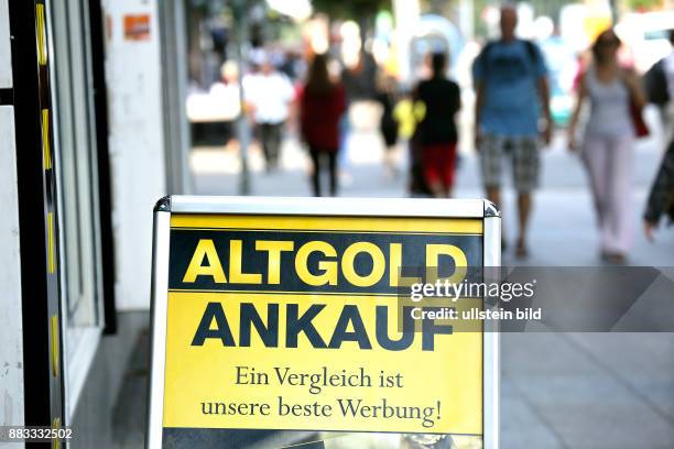 Berlin-Mitte : Schild mit der Aufschrift "ALTGOLD ANKAUF - Ein Vergleich ist unsere beste Werbung" in der Müllerstraße