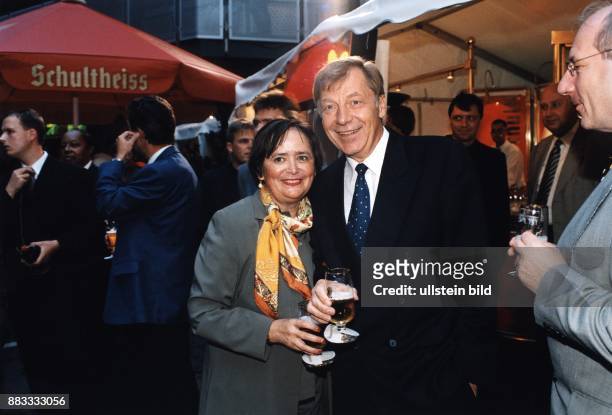Politiker, CDU, D Regierender Bürgermeister von Berlin mit Ehefrau Monika beim Berliner Rathausfest, beide halten ein Glas Bier