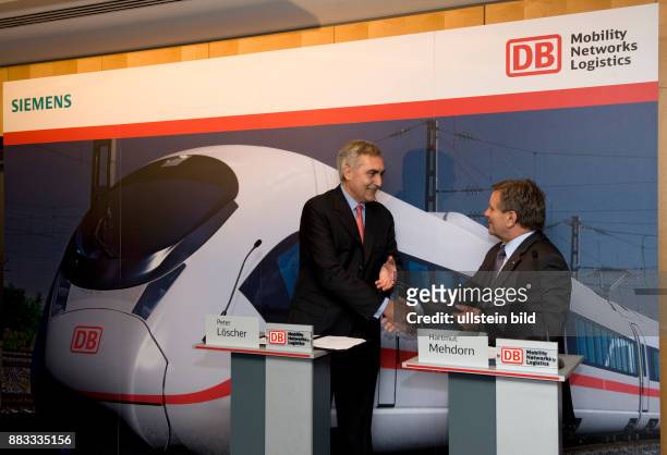 Mehdorn, Hartmut - Vorstandsvorsitzender Deutsche Bahn AG , D - mit Peter Loescher, Vorstandsvorsitzender der Siemens AG aus Anlass der Bestellung...