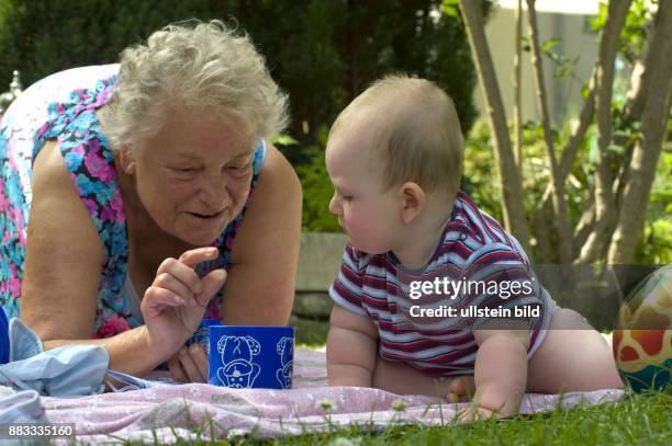 Deutschland - : Oma und Enkelkind im Garten -