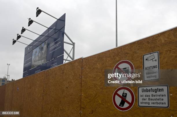 Berlin - Mitte: Grossbaustelle der BND-Zentrale, Bauzaun an der Chausseestrasse -