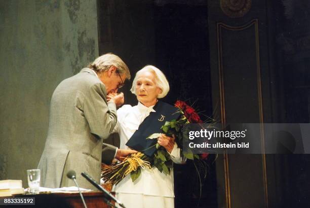 Schauspielerin, D mit einem Blumenstrauss, überreicht von Thomas Langhoff, auf der Bühne des Deutschen Theaters - Juli 2000