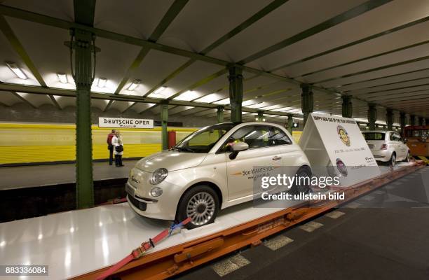 Berlin - Charlottenburg : BVG, U-Bahn, Werbeaktion fuer den neuen FIAT 500, Werbezug mit Autos rollt durch den U-Bahnhof Deutsche Oper -