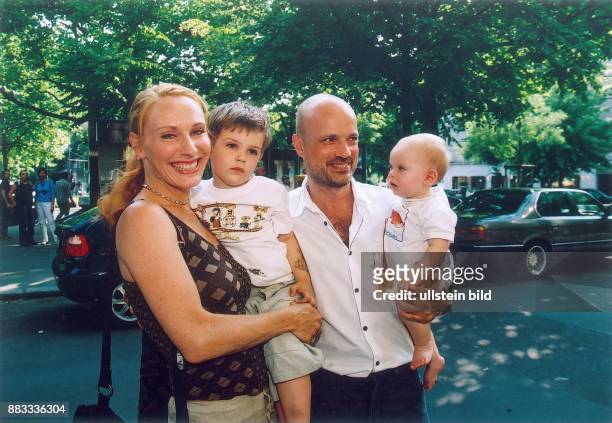 Schauspielerin, D mit ihrem Lebensgefährten, dem Schauspieler Christian Berkel und den Söhnen Moritz und Jim Bruno - Juni 2003