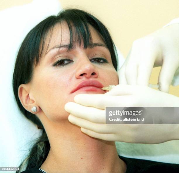 Model, D Schönheitschirurg Dr Thomas Lorentzen spritzt die Lippen von Djamila Rowe auf