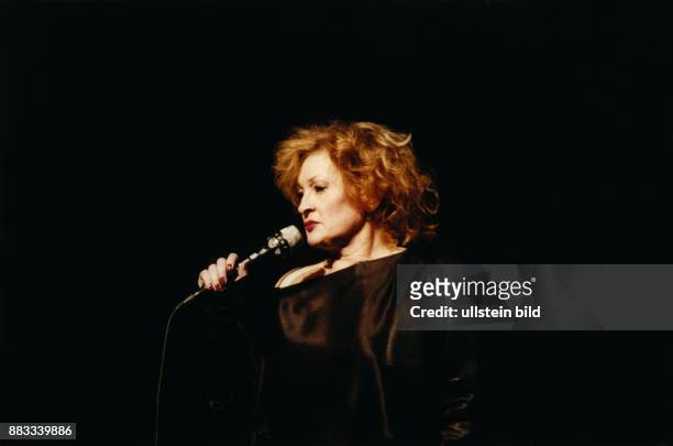 Ingrid Caven *- Sängerin, Schauspielerin, D - Auftritt als Sängerin im Berliner Ensemble