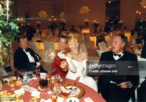 Unternehmensberater, Schweiz mit Ehefrau Shawne Borer-Fielding , Ferfried Prinz von Hohenzollern und seiner Ehefrau Maja Prinzessin von Hohenzollern...