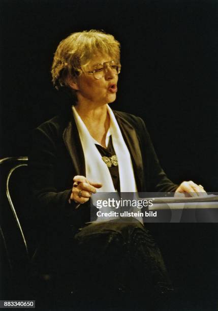 Froboess, Cornelia *- Saengerin Schauspielerin, D - an einem Tisch sitzend und sprechend