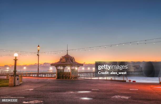 sonnenuntergang an der pier. - blackpool stock-fotos und bilder