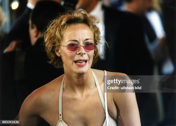 Schauspielerin, D - Porträt mit Sonnenbrille