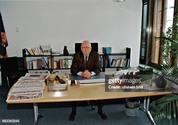 Engert, Juergen *- Journalist, D - sitzt an einem Schreibtisch in seinem Buero im SFB - ARD-Hauptstadtstudio ARD Hauptstadtstudio Fernsehen TV