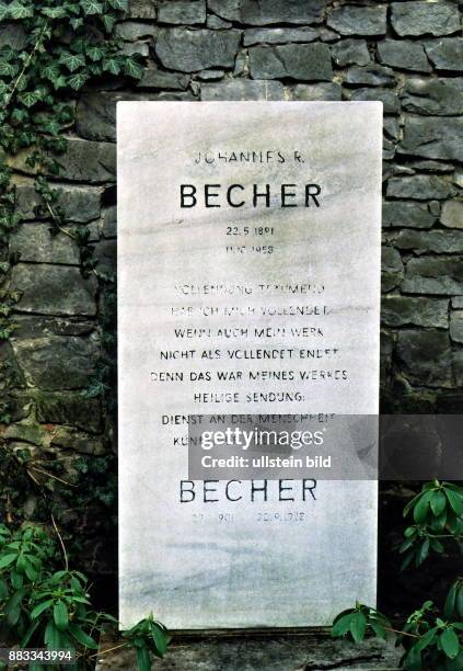 Becher, Johannes R. *22.05.1891-+ Schriftsteller, Politiker, D Verfasser des Textes der Nationalhymne der DDR - Grabstein von J. R. Becher auf dem...