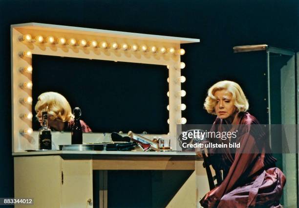 Winter, Judy *- Schauspielerin, Synchronsprecherin, D - als 'Marlene Dietrich' in dem gleichnamigen Stueck, Renaissance Theater Berlin