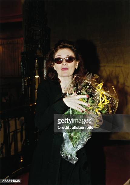 Ingrid Caven *- Sängerin, Schauspielerin, D - Porträt mit Sonnenbrille und einem Strauss Blumen