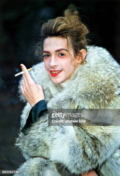 Sänger, Chanson; D - Porträt, mit einer Zigarette in der Hand, geschminkt und mit einem Pelzmantel bekleidet