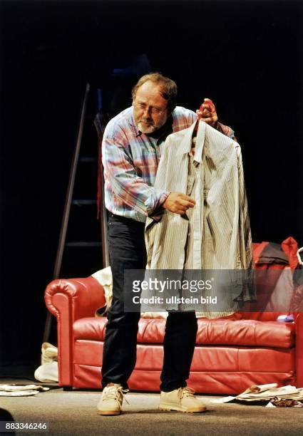 Kabarettist, Lyriker; D - bei einem Auftritt im Kabarett " Die Wühlmäuse" in Berlin, H. Scheibner hält ein Oberhemd in der Hand, im Hintergrund steht...