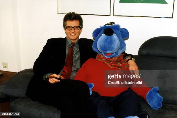 Filmproduzent, D mit Käptn Blaubär auf dem Sofa - Februar 1999