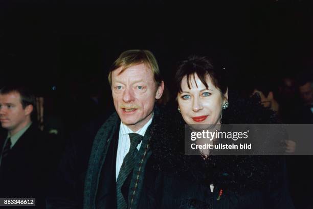 Sander, Otto *- Schauspieler, Synchronsprecher, D - mit Ehefrau Monika Hansen waehrend der Berlinale - Februar 1999