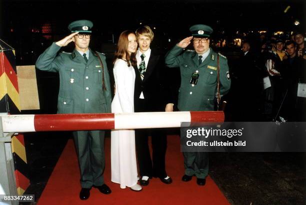 Schauspieler; D mit Teresa Weissbach, Schauspielerin; anlässlich Premierenfeier zu dem Spielfilm "Sonnenallee" mit zwei dargestellten Volkspolizisten...